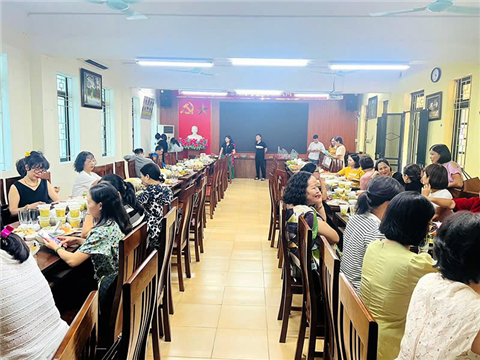 Ảnh nấu cỗ gà đông tảo ở hai bà trưng